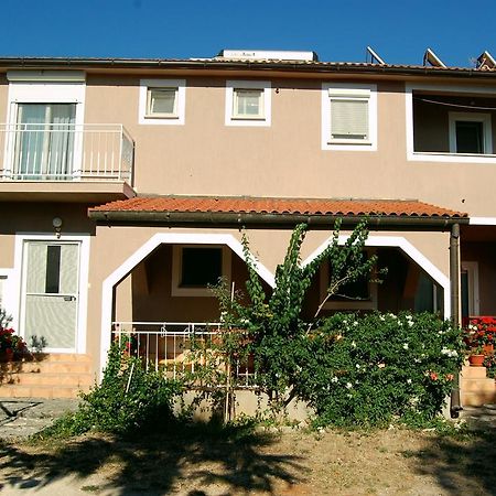 Apartment & Rooms Roza Перой Екстер'єр фото
